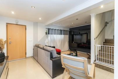 Moradia T4 para Venda em Laranjeiro e Feijó