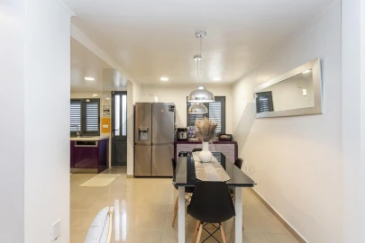 Moradia T4 para Venda em Laranjeiro e Feijó