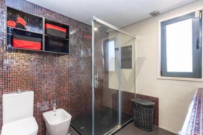 Moradia T4 para Venda em Laranjeiro e Feijó