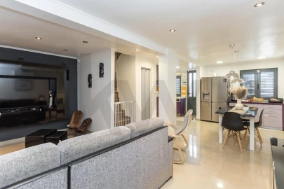 Moradia T4 para Venda em Laranjeiro e Feijó