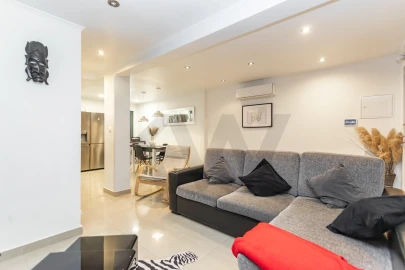 Moradia T4 para Venda em Laranjeiro e Feijó