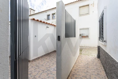 Moradia T4 para Venda em Laranjeiro e Feijó