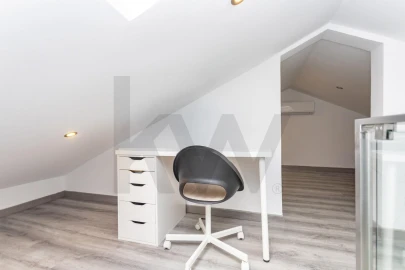 Moradia T4 para Venda em Laranjeiro e Feijó