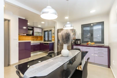 Moradia T4 para Venda em Laranjeiro e Feijó