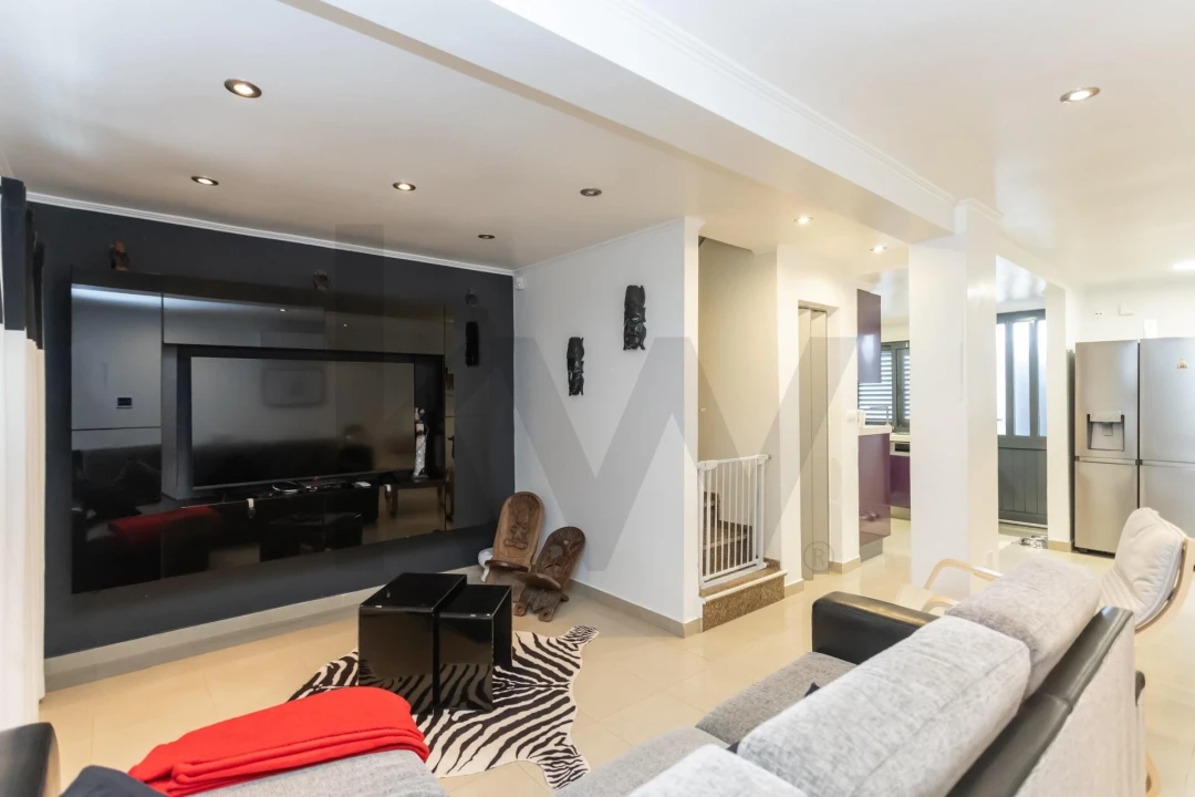 Moradia T4 para Venda em Laranjeiro e Feijó Foto 1