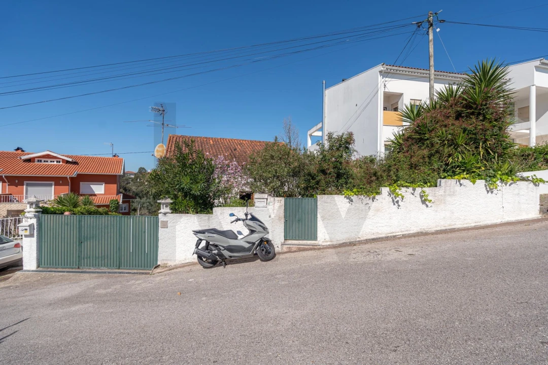 Moradia T5 para Venda em Santo Antonio dos Olivais Foto 30