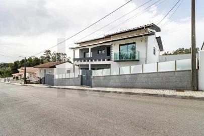 Moradia T4 para Venda em O. Azeméis, Riba-Ul, Ul, Macinhata Seixa, Madail