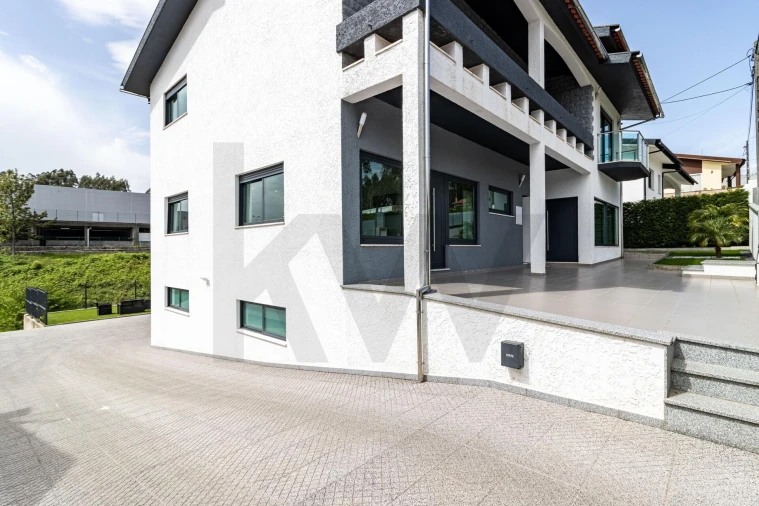 Moradia T4 para Venda em O. Azeméis, Riba-Ul, Ul, Macinhata Seixa, Madail Foto 4