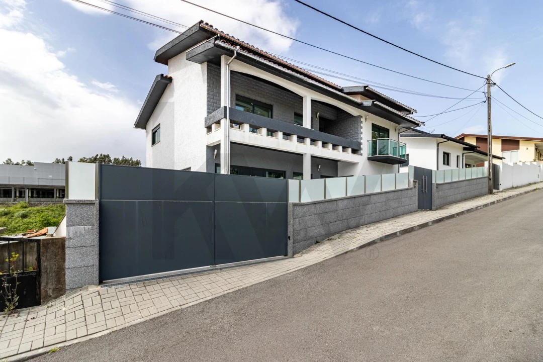 Moradia T4 para Venda em O. Azeméis, Riba-Ul, Ul, Macinhata Seixa, Madail Foto 1