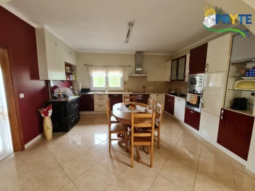 Moradia T4 para Venda em Vila Cã