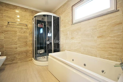 Moradia T5 para Venda em Póvoa de Santo Adrião e Olival Basto