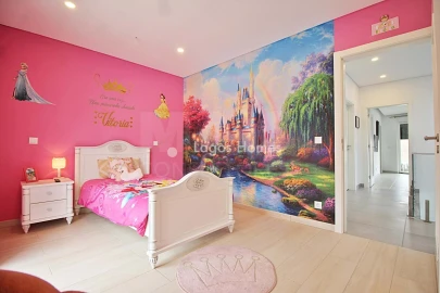 Moradia T5 para Venda em Póvoa de Santo Adrião e Olival Basto