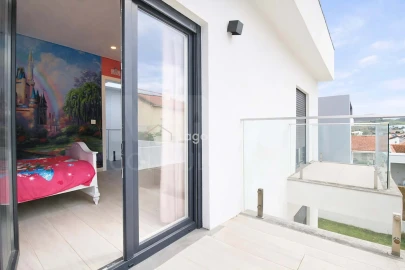 Moradia T5 para Venda em Póvoa de Santo Adrião e Olival Basto