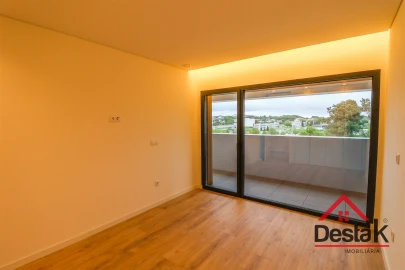 Apartamento T2 para Arrendamento em Repeses e São Salvador