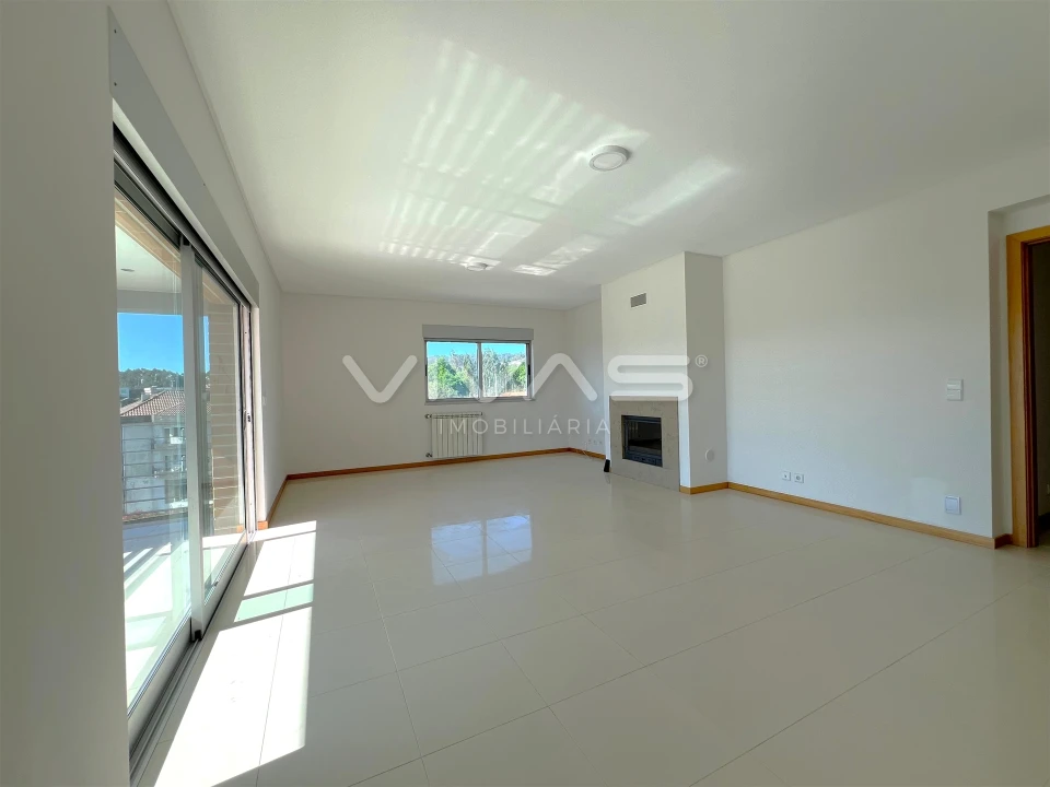 Apartamento T3 para Arrendamento em Vila Verde e Barbudo Foto 1