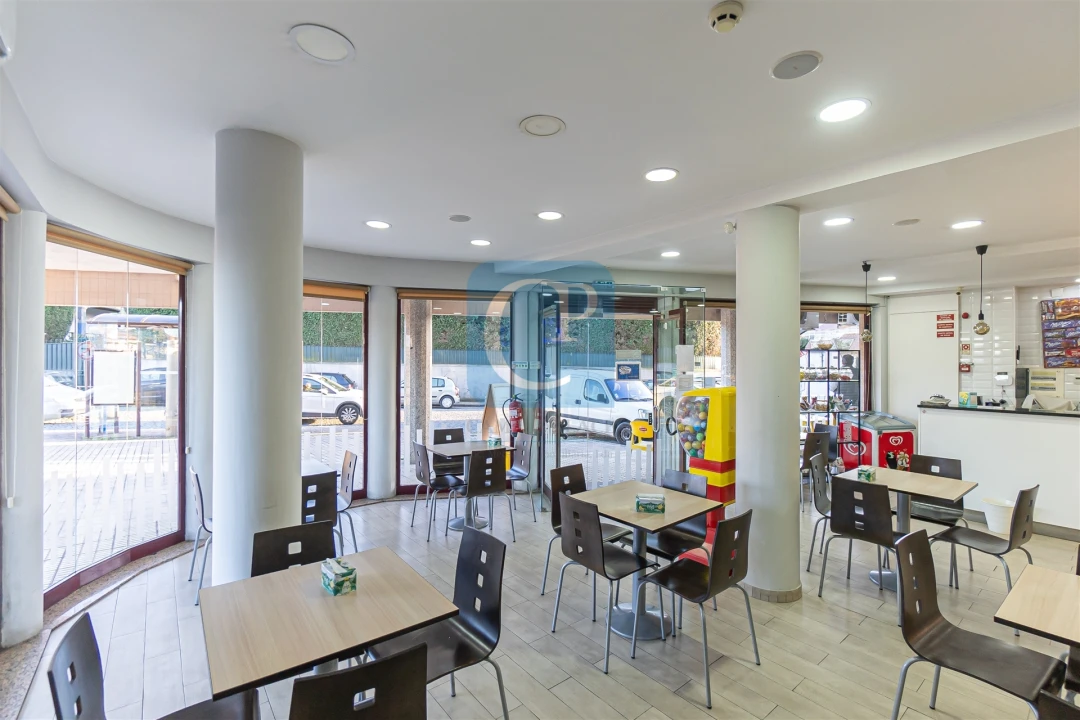 Loja para Venda em Cidade da Maia Foto 4