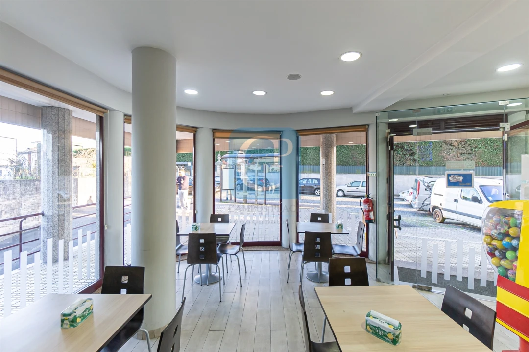 Loja para Venda em Cidade da Maia Foto 2