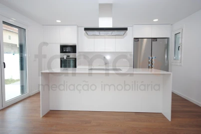 Moradia T4 para Venda em São Domingos de Rana