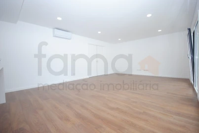 Moradia T4 para Venda em São Domingos de Rana