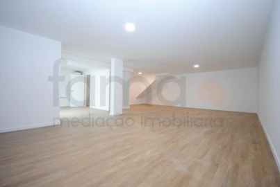 Moradia T4 para Venda em São Domingos de Rana