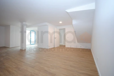 Moradia T4 para Venda em São Domingos de Rana