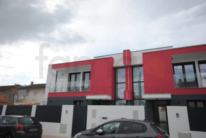 Moradia T4 para Venda em São Domingos de Rana