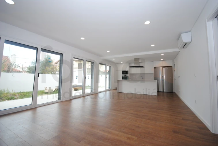 Moradia T4 para Venda em São Domingos de Rana Foto 6