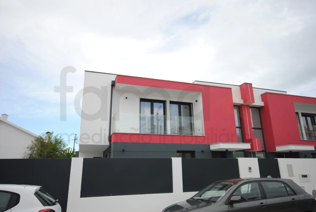 Moradia T4 para Venda em São Domingos de Rana Foto 1