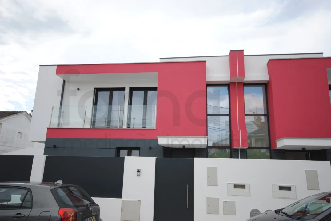 Moradia T4 para Venda em São Domingos de Rana Foto 3