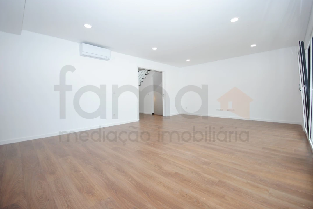 Moradia T4 para Venda em São Domingos de Rana Foto 10