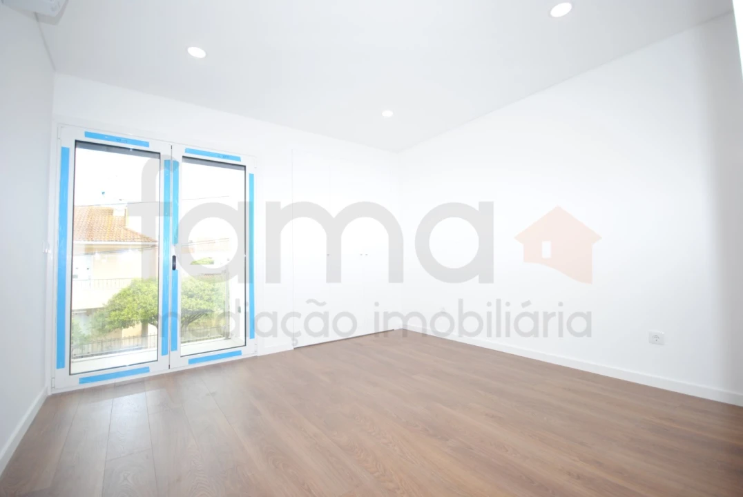 Moradia T4 para Venda em São Domingos de Rana Foto 35