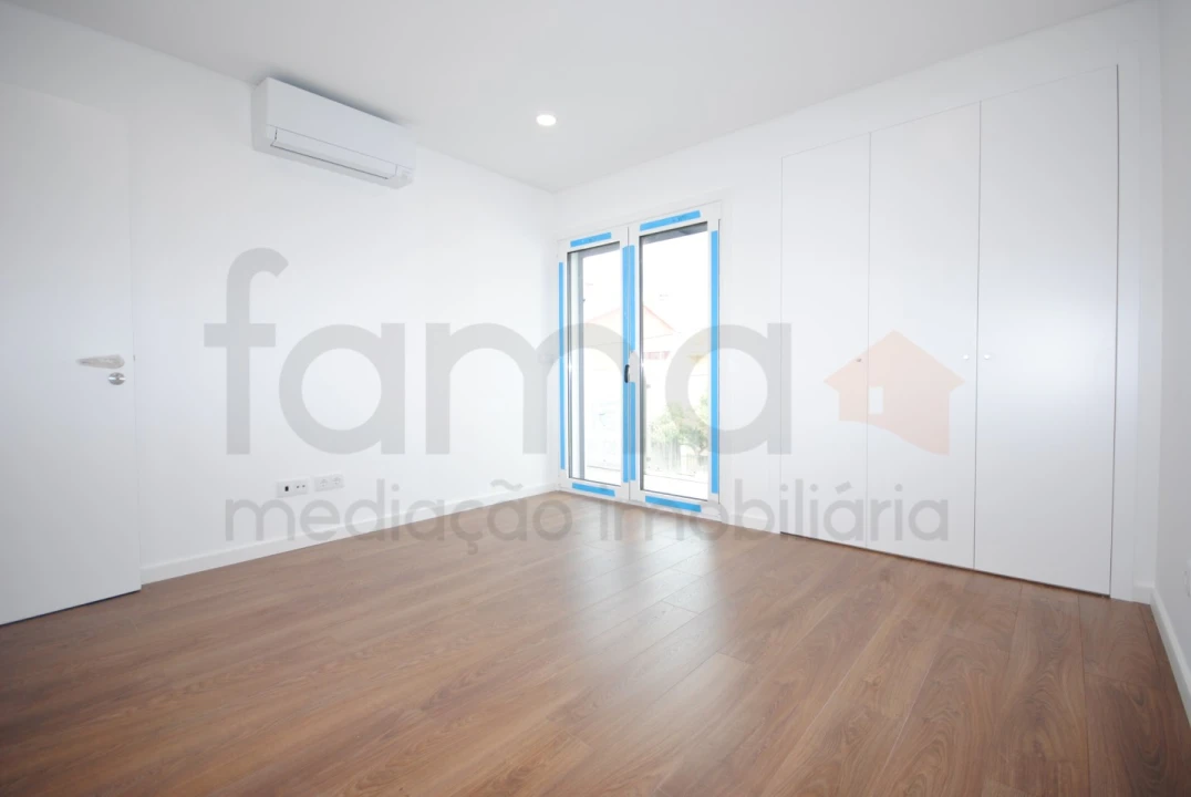 Moradia T4 para Venda em São Domingos de Rana Foto 36