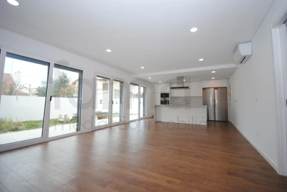 Moradia T4 para Venda em São Domingos de Rana