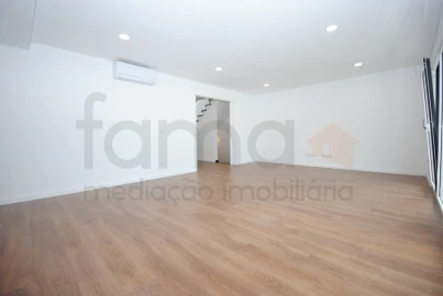 Moradia T4 para Venda em São Domingos de Rana