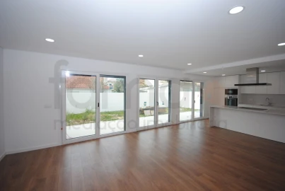 Moradia T4 para Venda em São Domingos de Rana