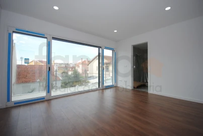 Moradia T4 para Venda em São Domingos de Rana