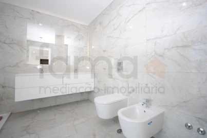 Moradia T4 para Venda em São Domingos de Rana