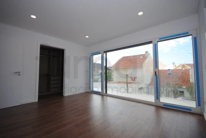 Moradia T4 para Venda em São Domingos de Rana