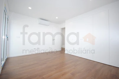 Moradia T4 para Venda em São Domingos de Rana