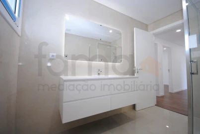 Moradia T4 para Venda em São Domingos de Rana