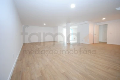 Moradia T4 para Venda em São Domingos de Rana