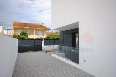 Moradia T4 para Venda em São Domingos de Rana