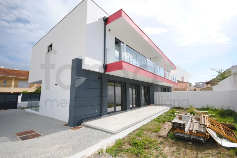 Moradia T4 para Venda em São Domingos de Rana Foto 64