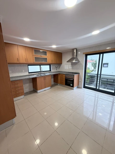 Moradia T5 para Venda em Laranjeiro e Feijó