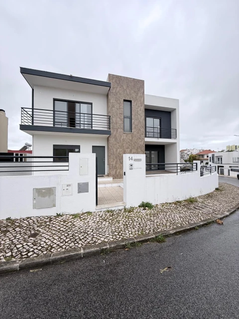 Moradia T5 para Venda em Laranjeiro e Feijó