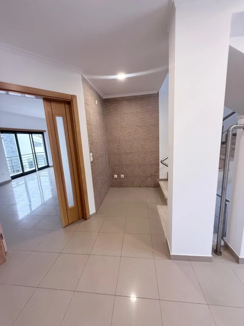 Moradia T5 para Venda em Laranjeiro e Feijó