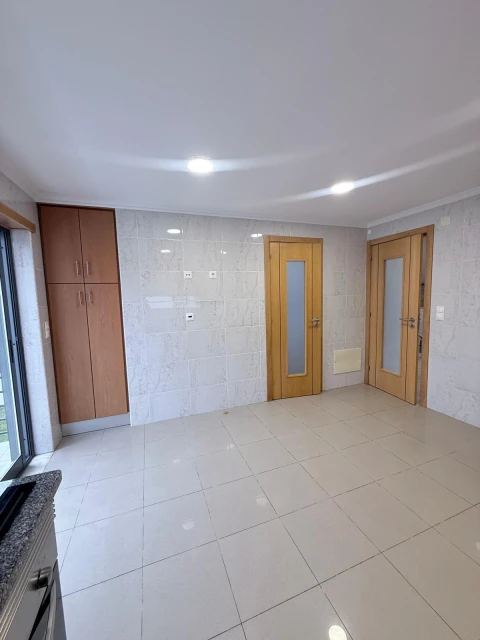 Moradia T5 para Venda em Laranjeiro e Feijó