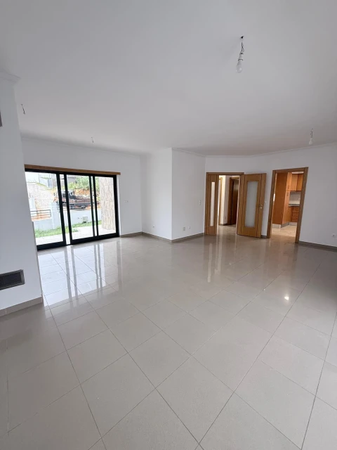 Moradia T5 para Venda em Laranjeiro e Feijó