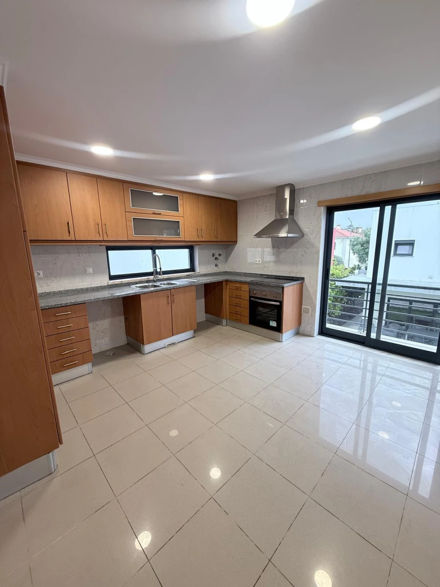 Moradia T5 para Venda em Laranjeiro e Feijó Foto 4