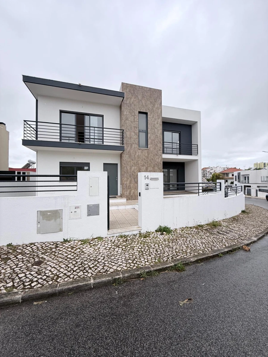 Moradia T5 para Venda em Laranjeiro e Feijó Foto 2